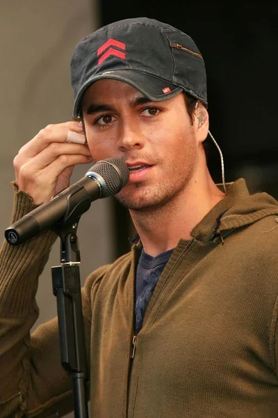 Enrique Iglesias In-Store Performance and Signing — Stock Photo, Image