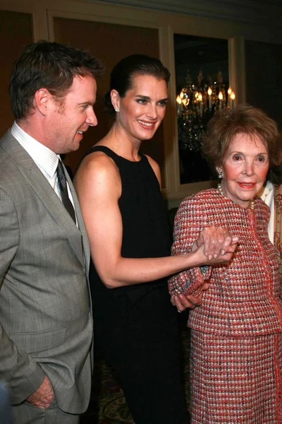 Chris Henchy with Brooke Shields and Nancy Reagan — Stock Photo, Image