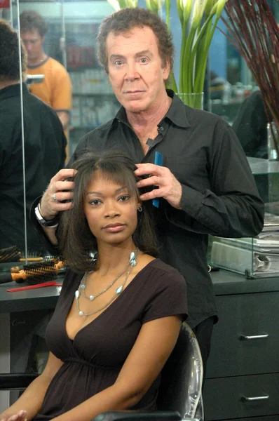 Kiere Eichelberger et Arthur Johns sur le plateau d'une publicité télévisée pour Hair On. Emplacement privé, Los Angeles, CA. 03-18-07 — Photo