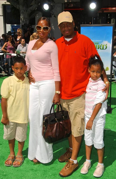 Mary J. Blige z Kendu Isaacs i rodziną w Los Angeles Premiere z "Shrek Trzeci". Teatr Mann Village, Westwood, CA. 05-06-07 — Zdjęcie stockowe