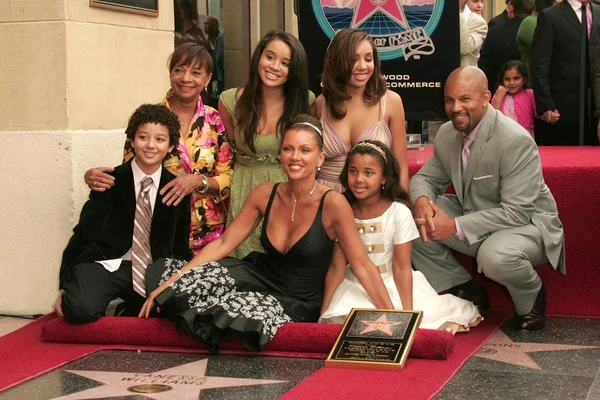 Vanessa Williams com Chris Williams e sua família — Fotografia de Stock