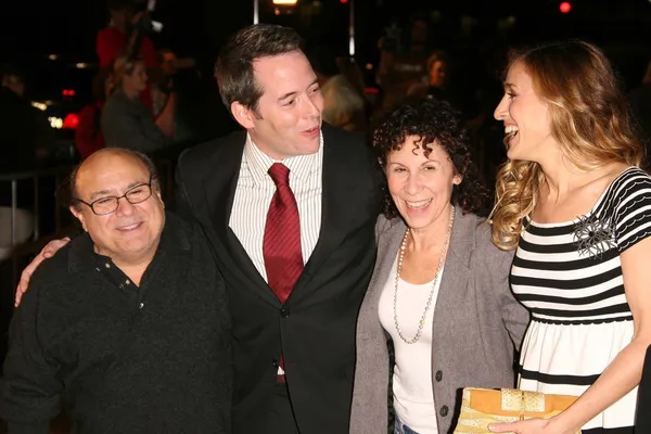 Danny DeVito y Matthew Broderick con Rhea Perlman y Sarah Jessica Parker — Foto de Stock