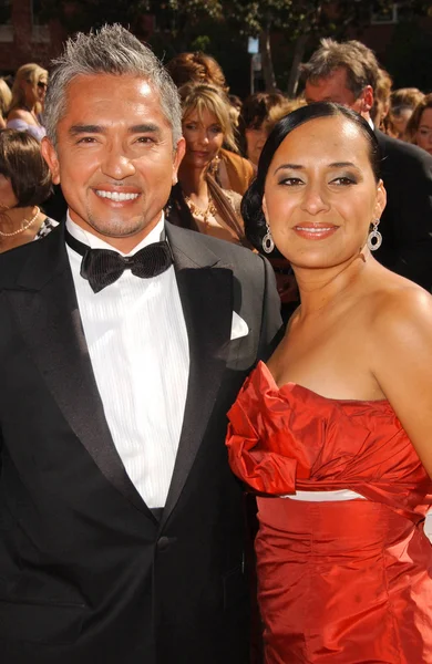 Cesar millan a manželka iluze na výtvarné umění 2007 primetime emmy awards. svatyně hlediště, los Angeles, ca. 09-08-07 — Stock fotografie