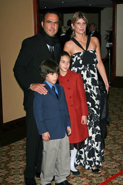 Alejandro González Inarritu y su familia en el 59º Premio del Gremio de Directores Anuales de América. Hyatt Regency Century Plaza, Century City, CA. 02-03-07 —  Fotos de Stock