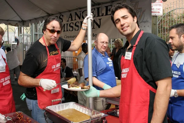Los angeles mission thanksgiving måltid för hemlösa — Stockfoto