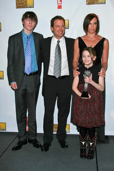 Paul Dano e Greg Kinnear com Abigail Breslin e Toni Collette — Fotografia de Stock