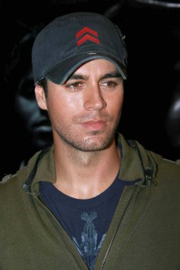 Enrique Iglesias-mağaza performans ve imzalama