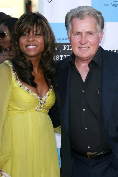 Taraji p. henson i martin sheen — Zdjęcie stockowe