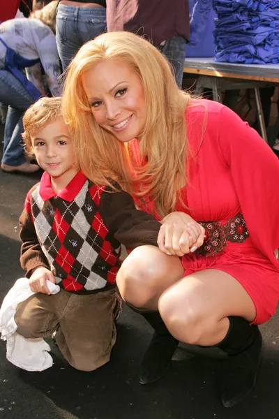 Cindy Margolis and son Nicholas — Zdjęcie stockowe