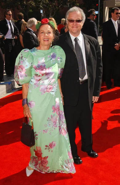 Лесли Кэрон и Пол Мэгвуд на церемонии вручения премии "Эмми" в 2007 году. Аудитория Храм, Лос Англс, Калифорния. 09-08-07 — стоковое фото
