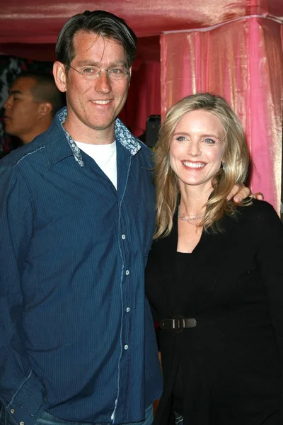Courtney Thorne-Smith and husband Roger — Stockfoto