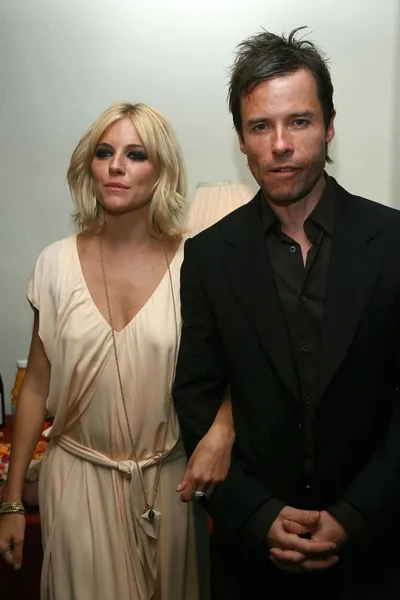 Sienna Miller e Guy Pearce — Foto Stock