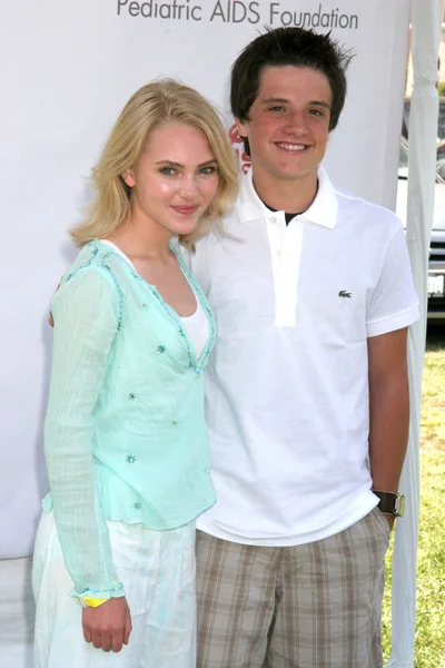 AnnaSophia Robb, Josh Hutcherson — Zdjęcie stockowe