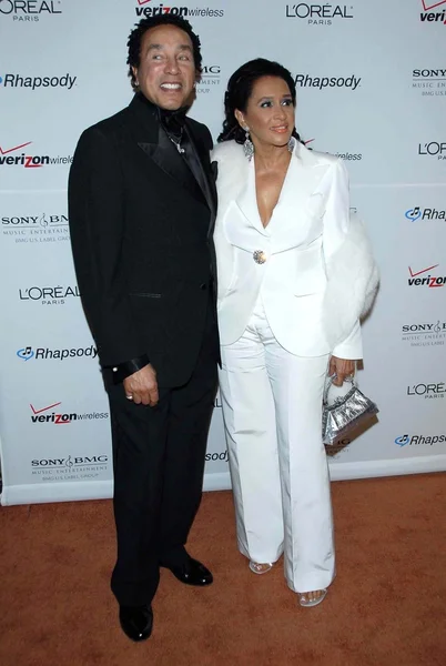 Smokey Robinson and wife Frances — Stock Photo, Image