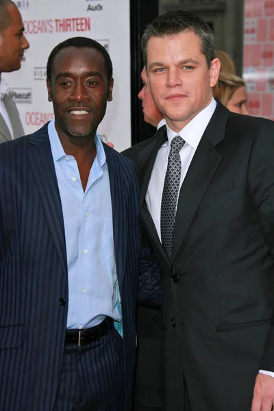 Don Cheadle y Matt Damon — Foto de Stock