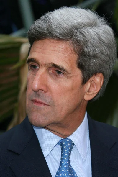 John Kerry y Teresa Heinz Kerry promueven "Este momento en la Tierra " —  Fotos de Stock