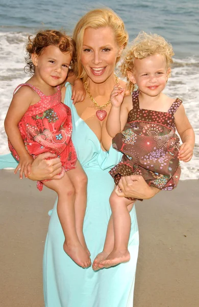 Cindy Margolis and daughters — Stockfoto