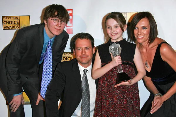 Paul Dano and Greg Kinnear with Abigail Breslin and Toni Collette — Stock Photo, Image