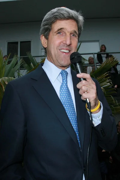 John Kerry et Teresa Heinz Kerry promeuvent "Ce moment sur Terre " — Photo