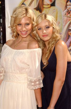 Alyson Michalka, Amanda Michalka