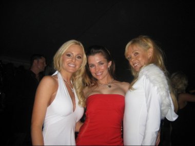Katie lohmann, alicia arden ve shanna olson bir partide balta Köln erkek, playboy mansion, los angeles, ca 12 / 02 / 06 için