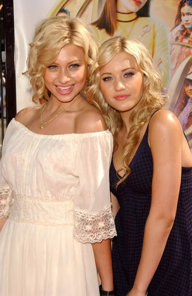 Alyson Michalka, Amanda Michalka