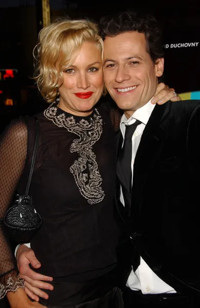 Alice Evans and Ioan Gruffudd at the Los Angeles Premiere of The TV Set. Crest Theater, Westwood, CA. 03-27-07 — Stock Photo, Image