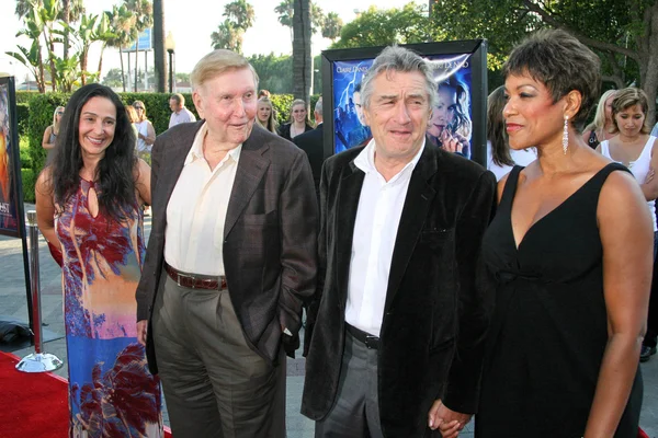 Sumner Redstone e esposa Paula com Robert De Niro e Grace Hightower — Fotografia de Stock