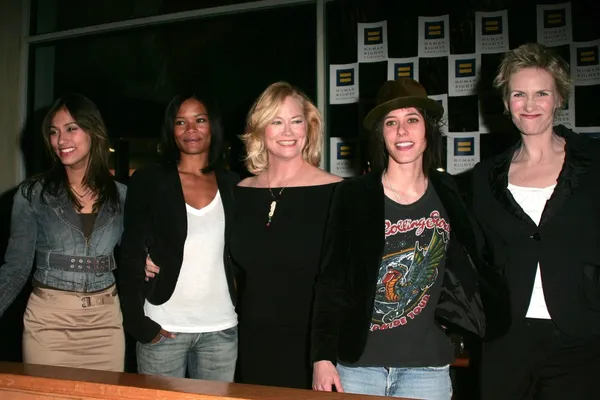 Janina Gavankar and Rose Rollins with Cybill Shepherd and Katherine Moennig — Stock Photo, Image