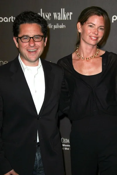 J.J. Abrams y su esposa Katie en la 3ª Fiesta Anual Rosa beneficiando al Cedars-Sinai Women 's Cancer Research Institute. Viceroy Hotel, Santa Monica, CA. 09-08-07 —  Fotos de Stock