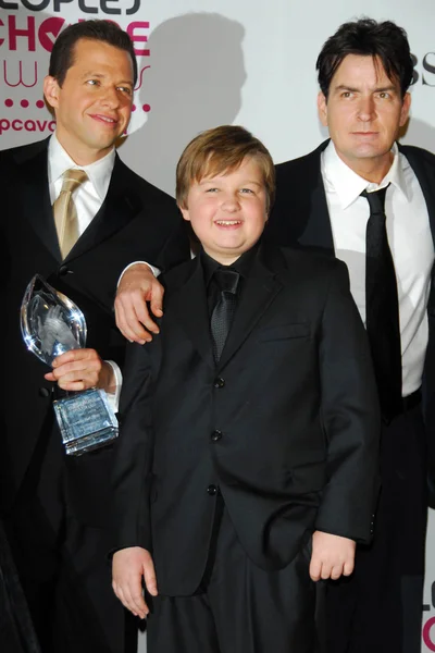 Jon Cryer avec Angus T. Jones et Charlie Sheen — Photo