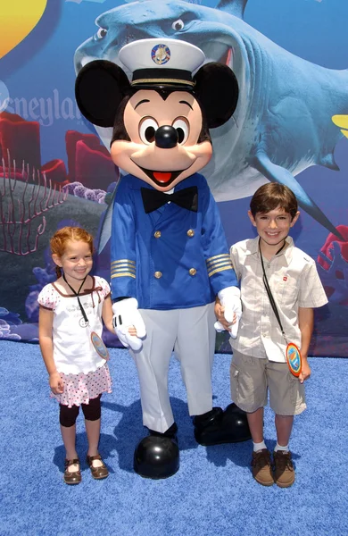 Apertura del "Alla ricerca del viaggio sottomarino Nemo" di Disneyland " — Foto Stock