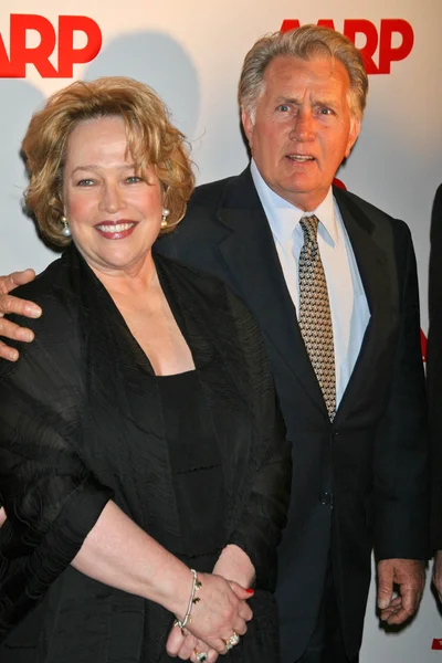 Kathy Bates and Martin Sheen at AARP The Magazines 2007 Movies For Grownups Awards. Hotel Bel-Air, Los Angeles, CA. 02-06-07 — Stock Photo, Image