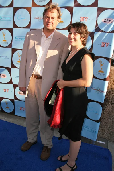 Denis Biggs e amigo na festa para o Primetime Emmy Nominees 2007. One Sunset, West Hollywood, CA. 09-09-07 — Fotografia de Stock