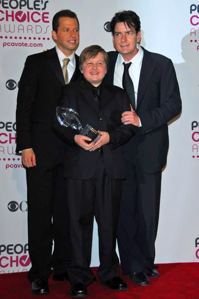 Jon Cryer avec Angus T. Jones et Charlie Sheen — Photo