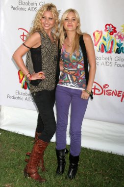 Alyson Michalka, Amanda Michalka