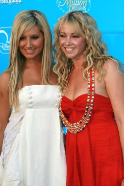Ashley Tisdale, Jennifer Tisdale