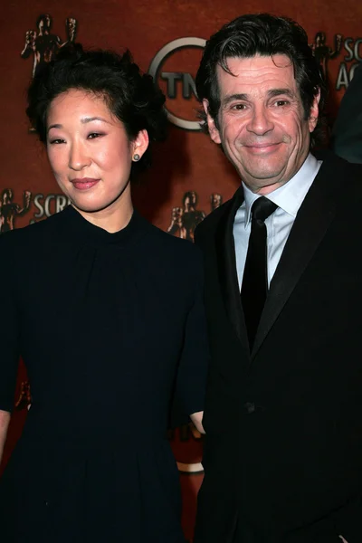 Sandra Oh e Alan Rosenberg — Foto Stock