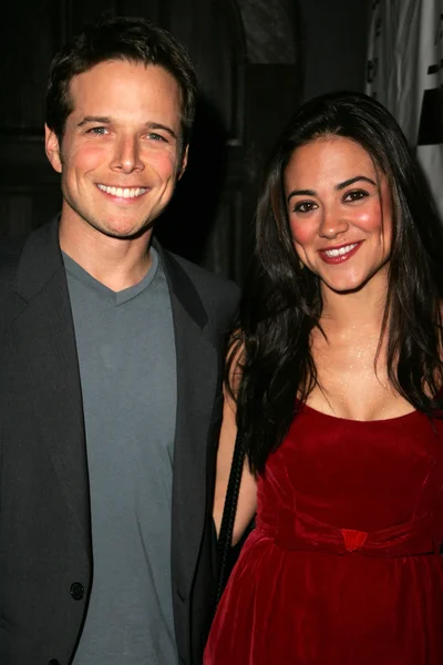 Scott Wolf and Camille Guaty — Stock Photo, Image
