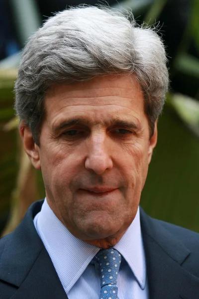 John Kerry und Teresa Heinz Kerry fördern "Moment auf der Erde" — Stockfoto
