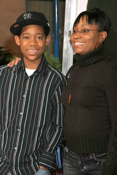 Tyler james williams ve annesi — Stok fotoğraf