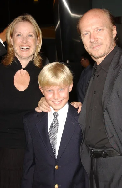 Deborah Rennard et Paul Haggis avec leur fils — Photo