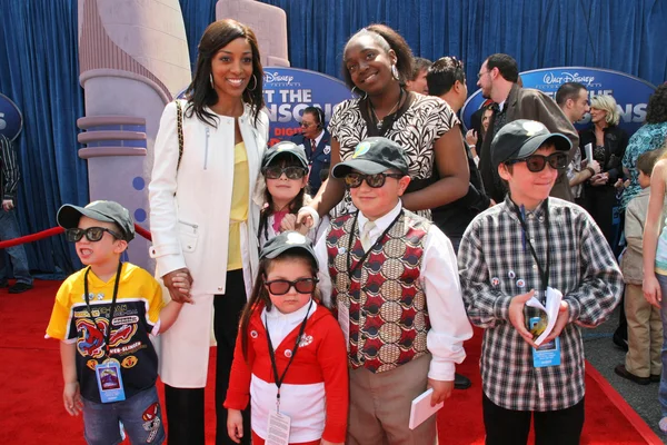 Shaun Robinson com crianças para adoção — Fotografia de Stock