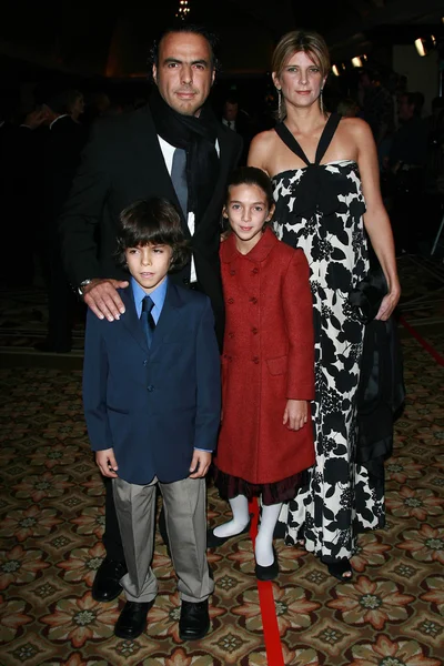 Alejandro Gonzalez Inarritu e sua família no 59th Annual Directors Guild of America Awards. Hyatt Regency Century Plaza, Century City, CA. 02-03-07 — Fotografia de Stock