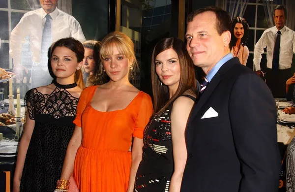 Ginnifer Goodwin and Chloe Sevigny with Jeanne Tripplehorn and Bill Paxton — Stock Photo, Image