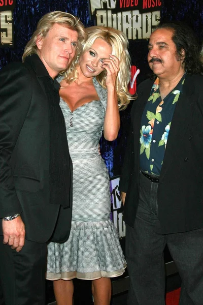 Hans klok mit pamela anderson und ron jeremy bei der ankunft der mtv video music awards 2007. das palmen hotel und casino, las vegas, nv. 09-09-07 — Stockfoto