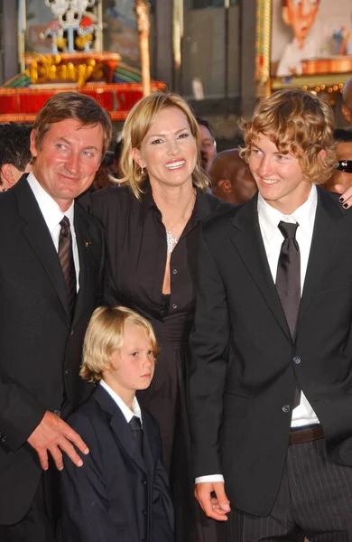 Wayne Gretzky with Janet Jones and their family — Stock Photo, Image