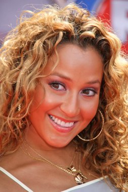 Adrienne bailon dünya galasında robinsons tanışın. el capitan tiyatro, hollywood, ca. 03 / 25 / 07