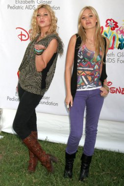 Alyson Michalka, Amanda Michalka