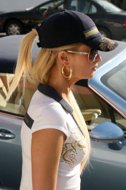 Paris hilton adlı bir fotoğraf çekmek için fila